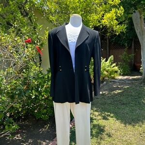 Black Jacket. 91%Laine Vierge. 5% Elasthan4% PA-Nylon